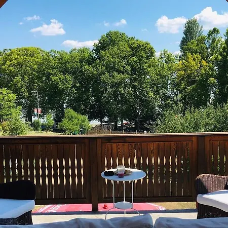 Kertbol A Balatonra * Revfulop