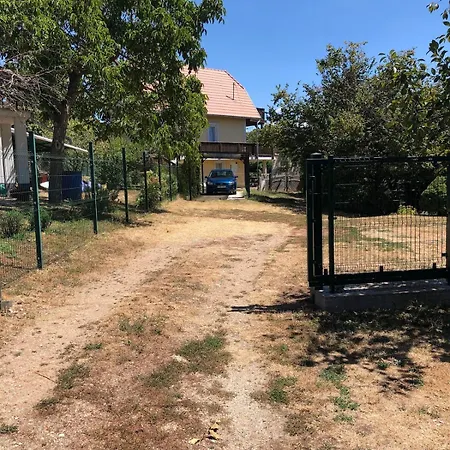 Kertbol A Balatonra *