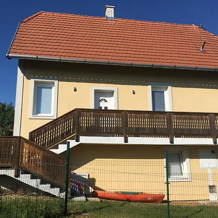 Kertbol A Balatonra * Revfulop