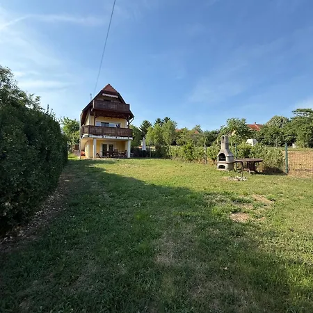 Kertbol A Balatonra