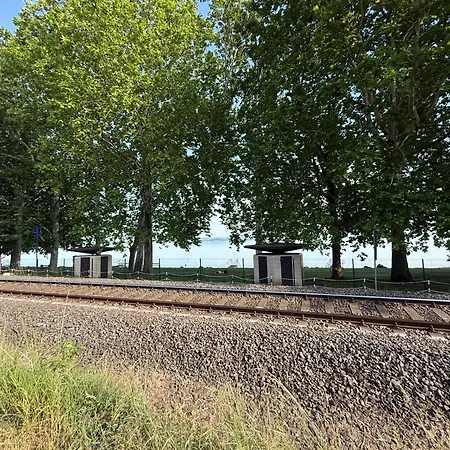 Kertbol A Balatonra شقة