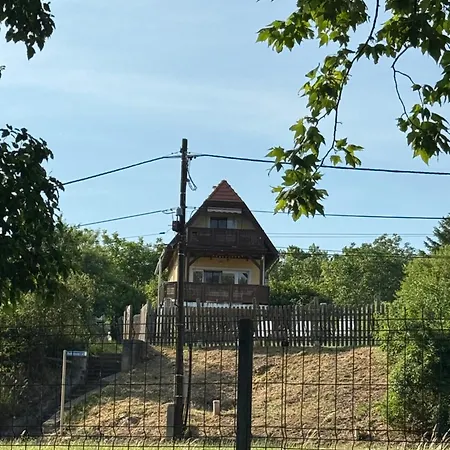 Kertbol A Balatonra Révfülöp