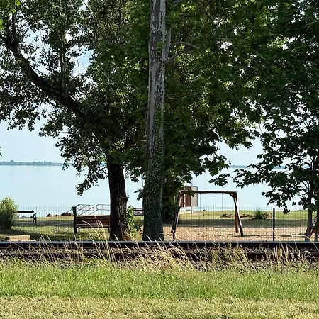 Kertbol A Balatonra