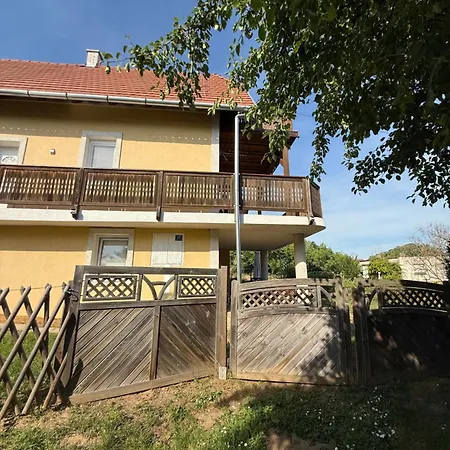 Kertbol A Balatonra 別荘 *