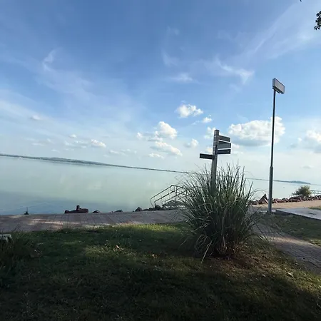 別荘 Kertbol A Balatonra Révfülöp