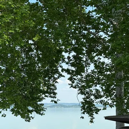 Kertbol A Balatonra דירה