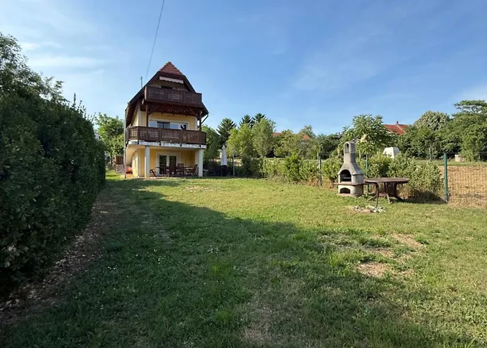 Kertbol A Balatonra