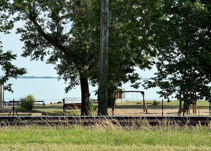 Kertbol A Balatonra