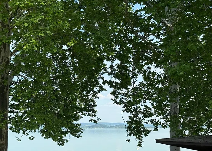 Kertbol A Balatonra דירה
